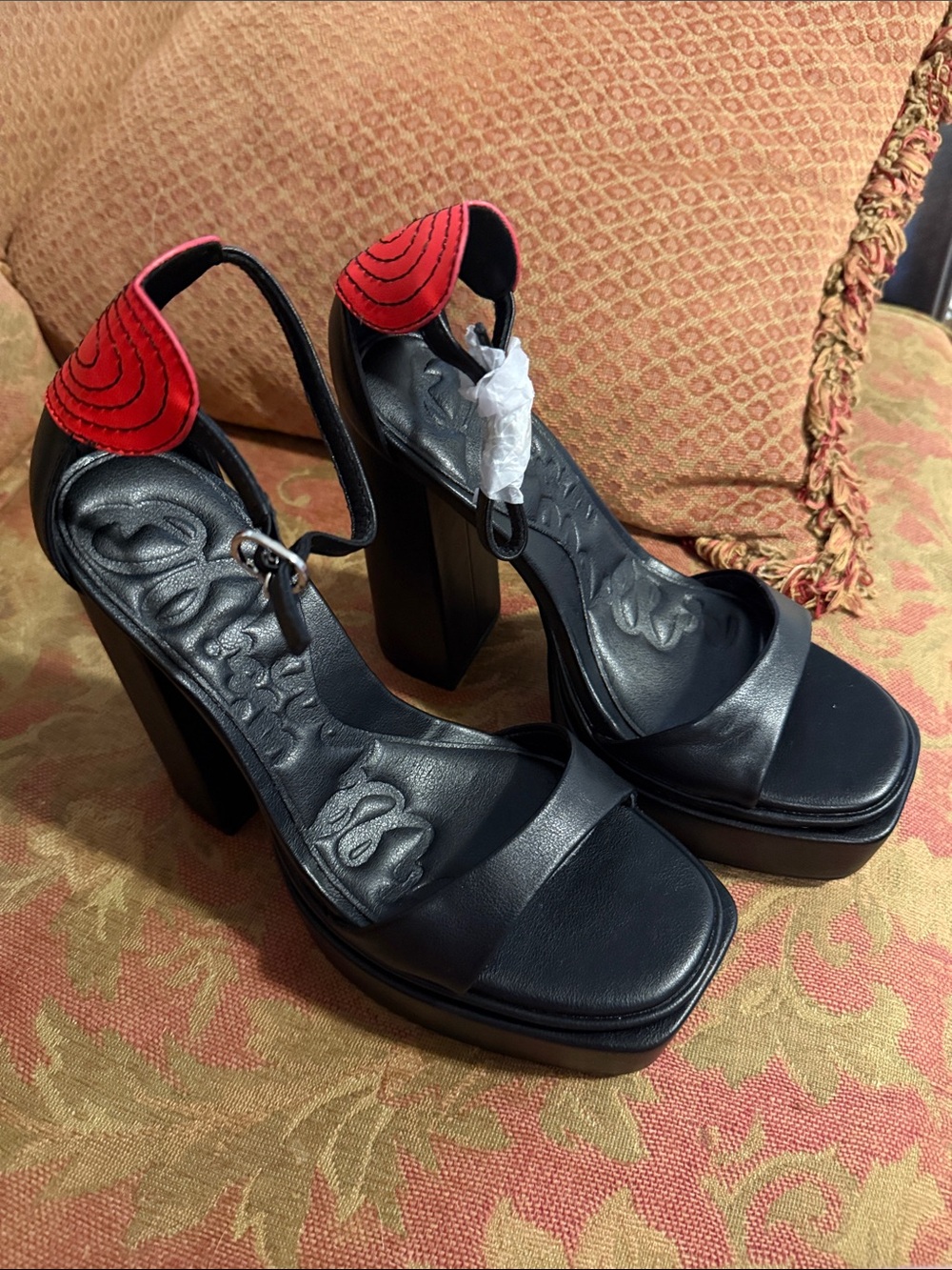 New Olivia Miller Faux Leather Womenโs Blk Platform Heels size 9 red hearts